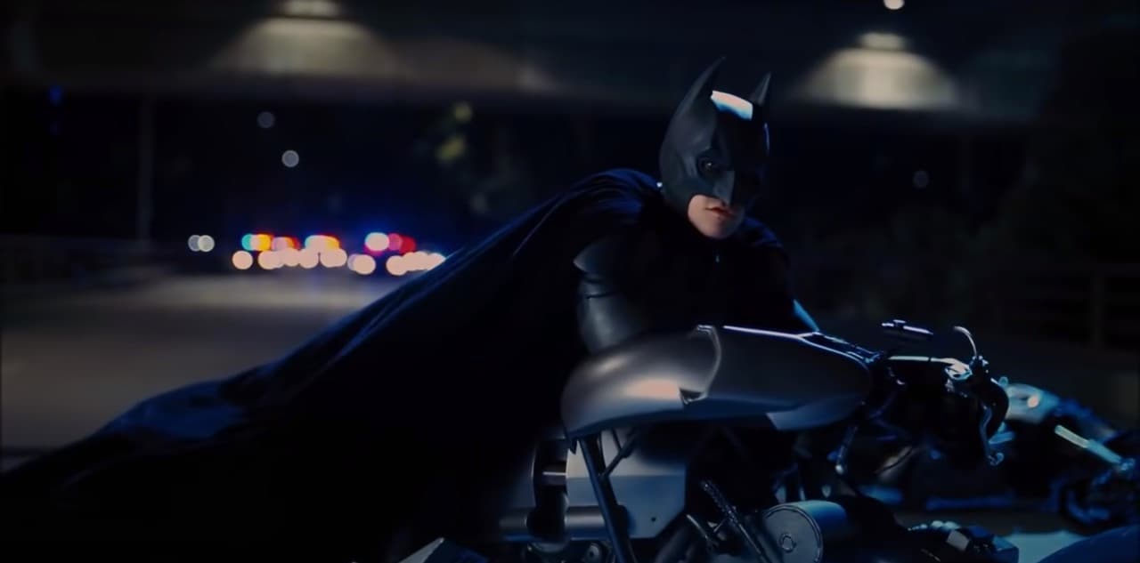 En 2007, el camarógrafo Conway Wickliffe perdió la vida durante la filmación de 'The Dark Knight' en Inglaterra. Wickliffe grababa una escena de persecución en un auto, pero el conductor perdió el control y chocó contra un árbol, ocasionando la muerte del camarógrafo.