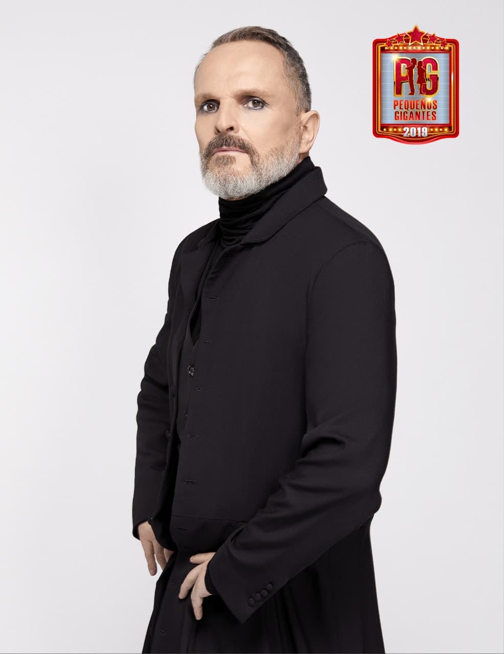 Otra increíble noticia fue que Miguel Bosé compartiría con Verónica Castro el lugar de Juez de Honor. Sobre su cercana relación con niños no podemos olvidar que fue padrino de la popular banda Timbiriche.