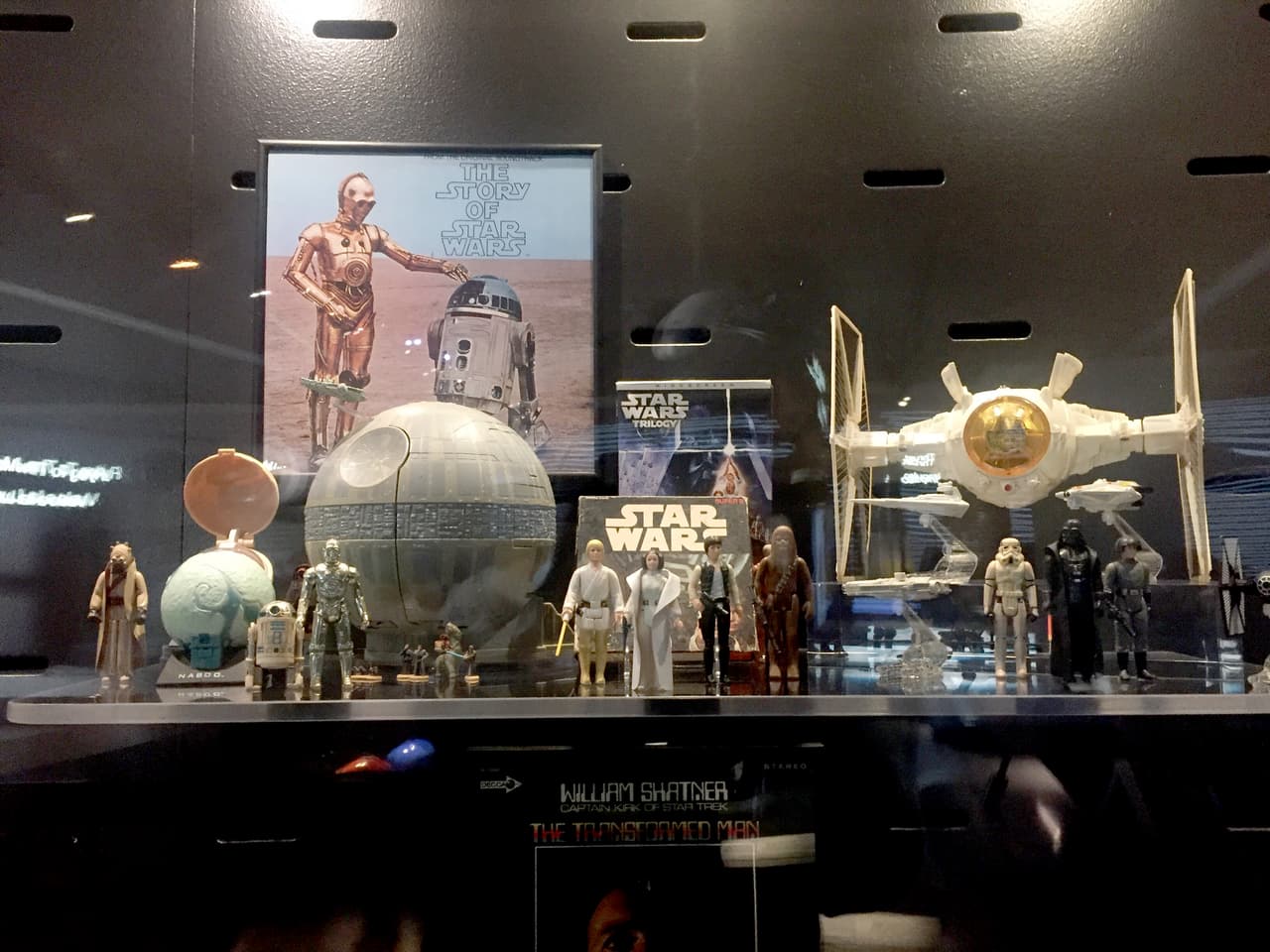 En ese viaje por el espacio no podían faltar referencias a la cultura popular como la tradicional saga Star Wars.