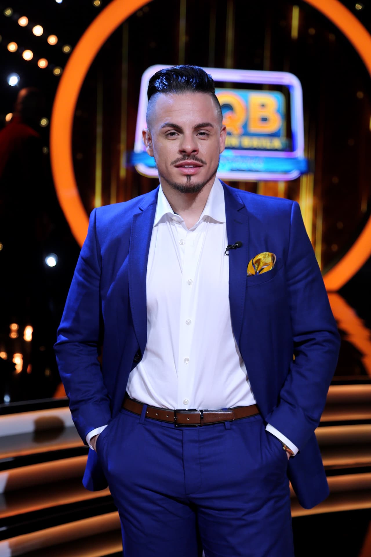 El famoso bailarín, actor y coreógrafo nació el 6 de abril de 1987 en Anaheim, California, y desde pequeño supo que los escenarios eran su pasión. Con el paso de los años su talento y trabajo le abrió las puertas en el mundo del cine y la televisión.