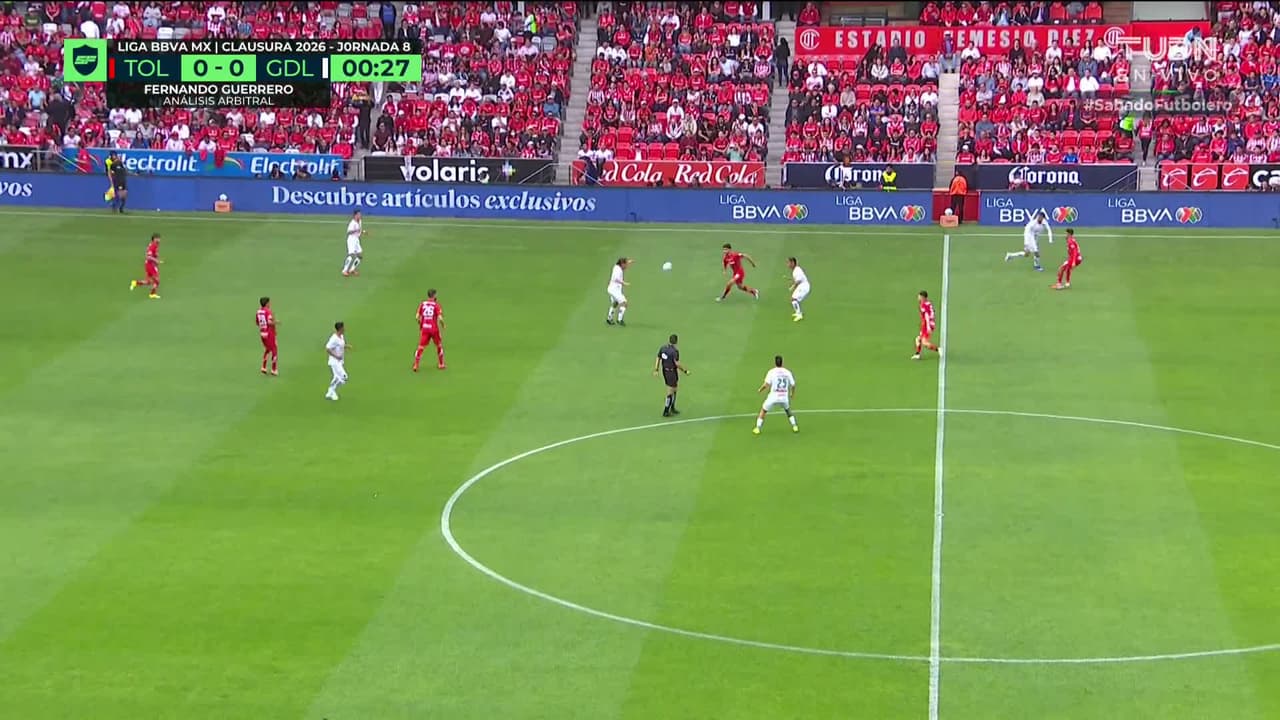 Arranca el partido y la pelota está en juego.