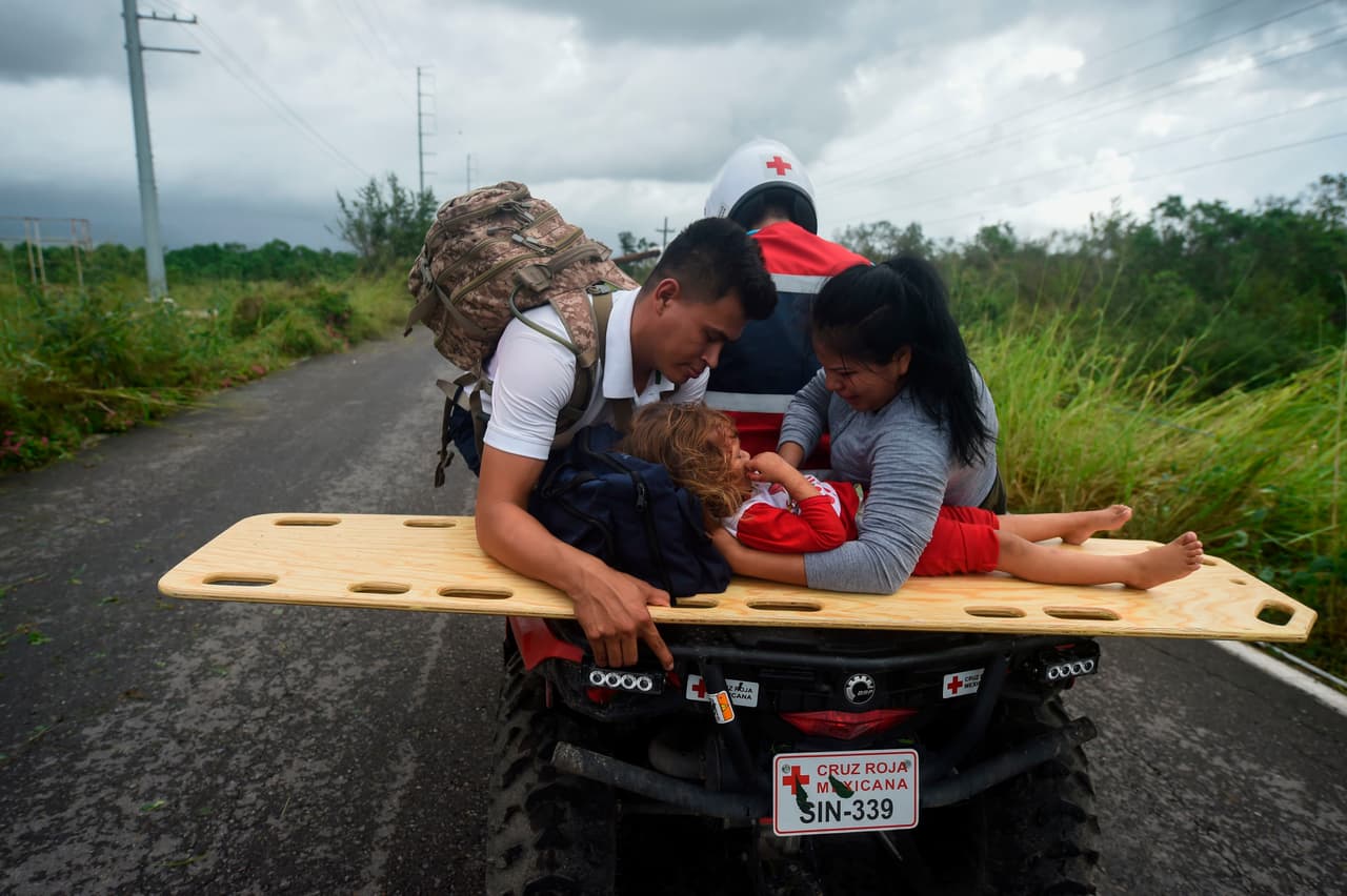<b>Heridos después de Willa.</b> Una niña y sus padres son asistidos por rescatistas después que la motocicleta en la que viajaban saliera de la ruta que une a Escuinapa con Teacapan, en Sinaloa, México. Este pueblo quedó aislado después del paso del huracán Willa. 
<a href="https://www.univision.com/noticias/huracan-willa/arboles-postes-y-paredes-derribadas-asi-golpeo-el-debilitado-huracan-willa-la-costa-del-pacifico-mexicano-fotos-fotos">El sistema tormentoso dejó miles de hogares sin electricidad</a> y fuertes lluvias en los estados mexicanos de Nayarit, Sinaloa y Durango. 
<br>