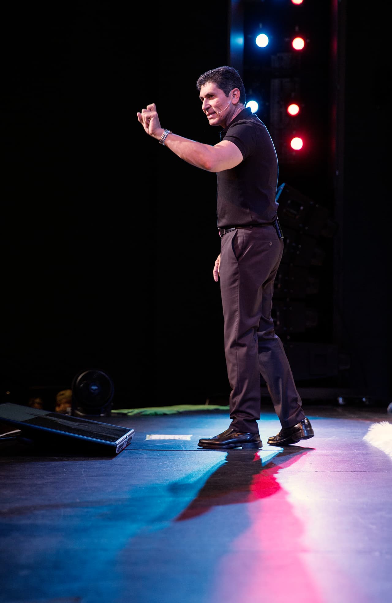 El doctor César Lozano fue el conferecista que atrajo a muchos de los asistentes, que acudieron con sus libros y se rieron y conmovieron con sus reflexiones.