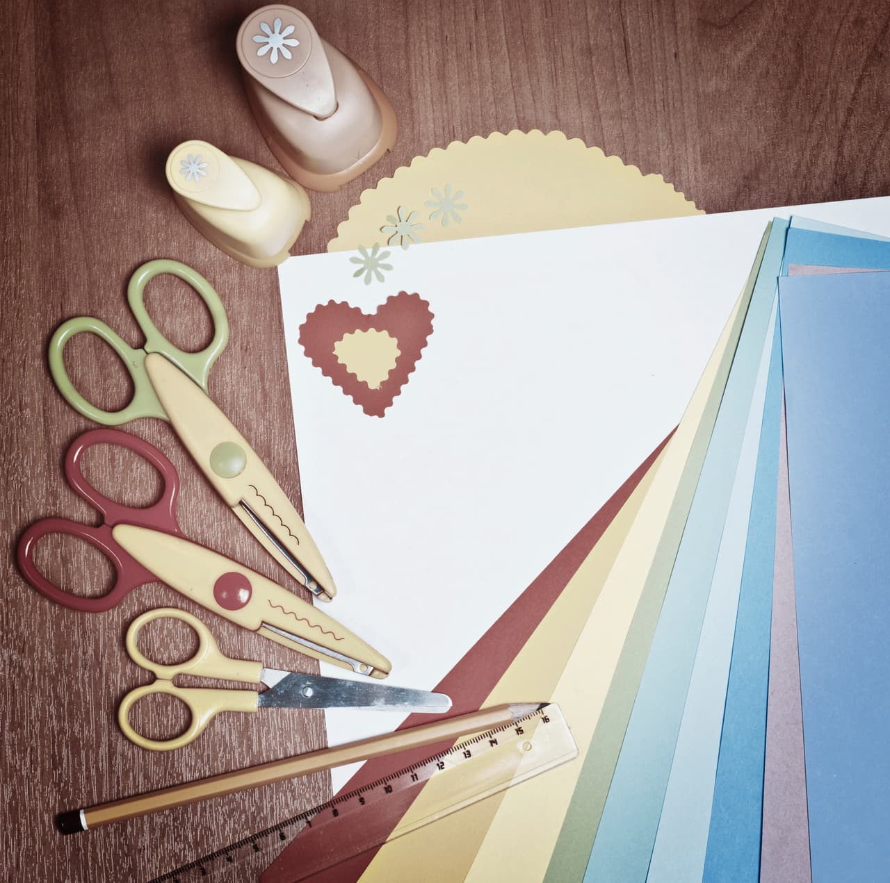 De corazones. Otra idea fácil y creativa es cortar corazones de distintos tamaños en tela, y decorarlos con botones o cualquier detalle que desees. Luego, puedes coser dos y rellenarlos con algodón para darles volumen. ¡No olvides agregarles un hilo o cinta para poder colgarlos!