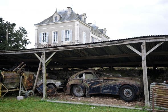 Hallan 60 autos de lujo abandonados en una granja francesa