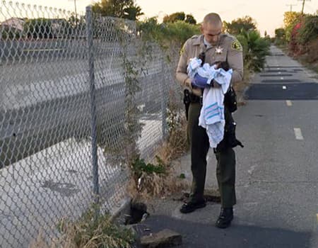 Rescatan a recién nacida abandonada cerca de un arroyo en California