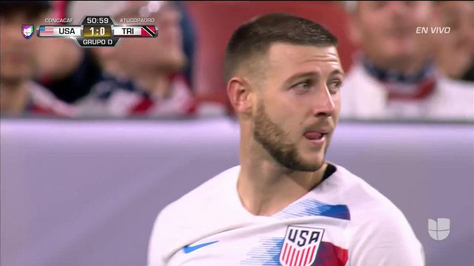 Tiro desviado de Paul Arriola