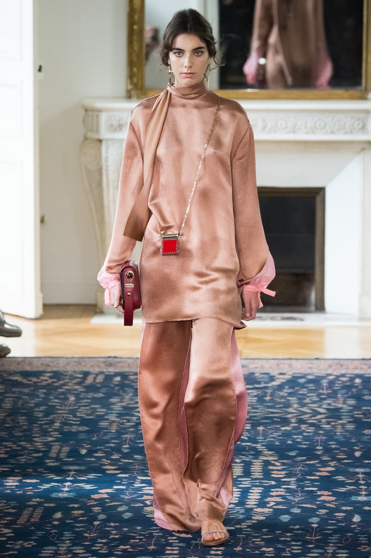 Esos tiempos gloriosos en los que estaban de moda las
<i>shopping bags</i> -esas carteras gigantes en donde nuestra vida nadaba en un tremendo desorden- se han extinguido. Ahora los diseñadores proponen que salgamos a la calle con unas mini carteras.