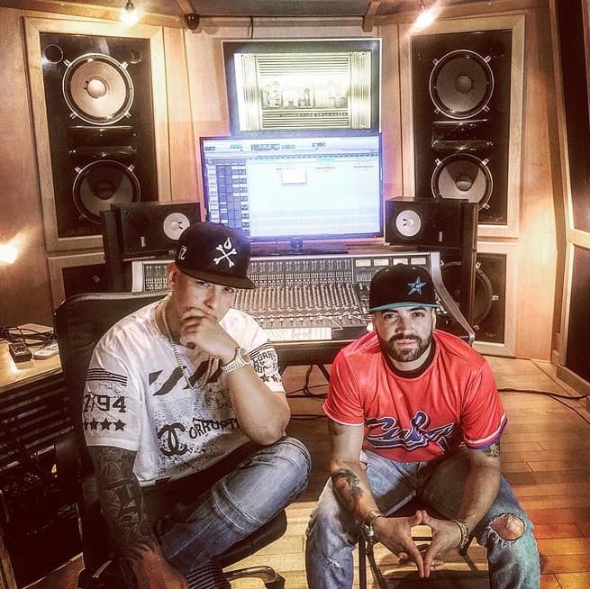 Mientras Nacho prefiere irse al estudio de grabación y estar trabajando al lado de Daddy Yankee.