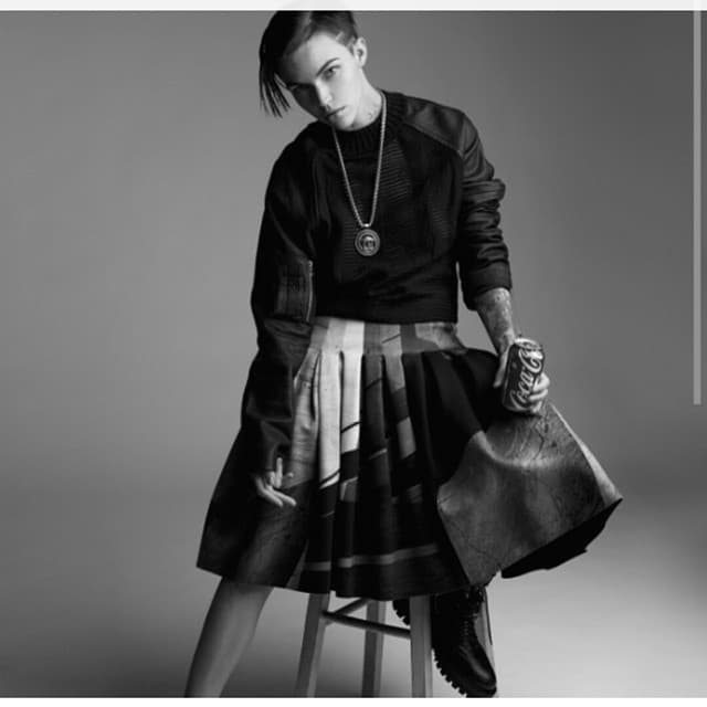 Las mezcla con algo que le dé volumen a su cuerpo y masculinice su ‘look’.