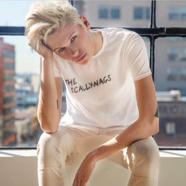 En ella interpreta a una más de las reclusas que conviven en una prisión de mujeres de Litchfield, Nueva York.