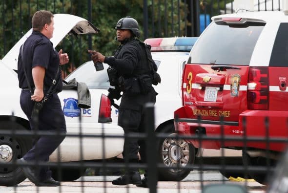 Dos policías de DC Metro responden al tiroteo en el edificio 197, que alberga el Comando de la Marina de Guerra de Estados Unidos, donde trabajan unas 3000 personas.