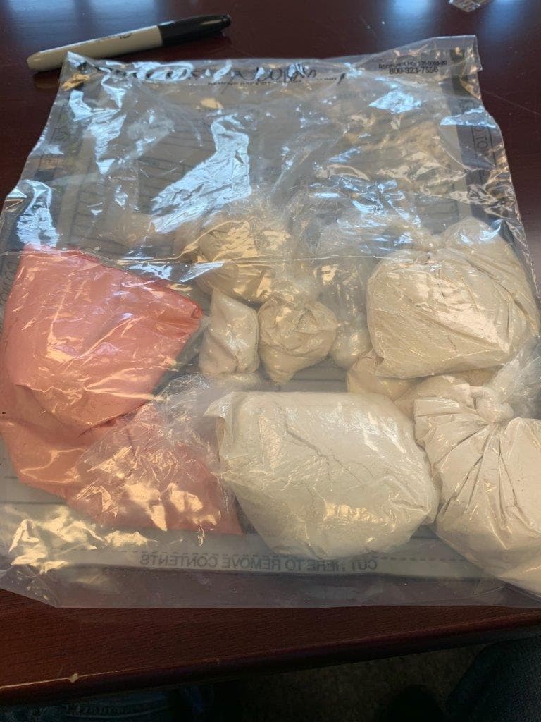 Tres personas fueron arrestadas luego de que autoridades desarticularan un laboratorio clandestino que procesaba droga este jueves por la tarde en Woodstock, Georgia.