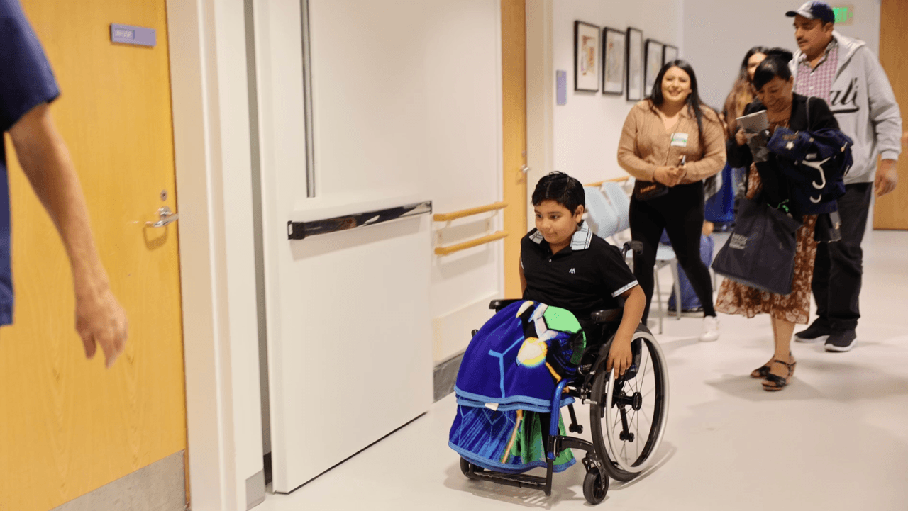 Carlitos perdió sus piernas debido a una bacteria.