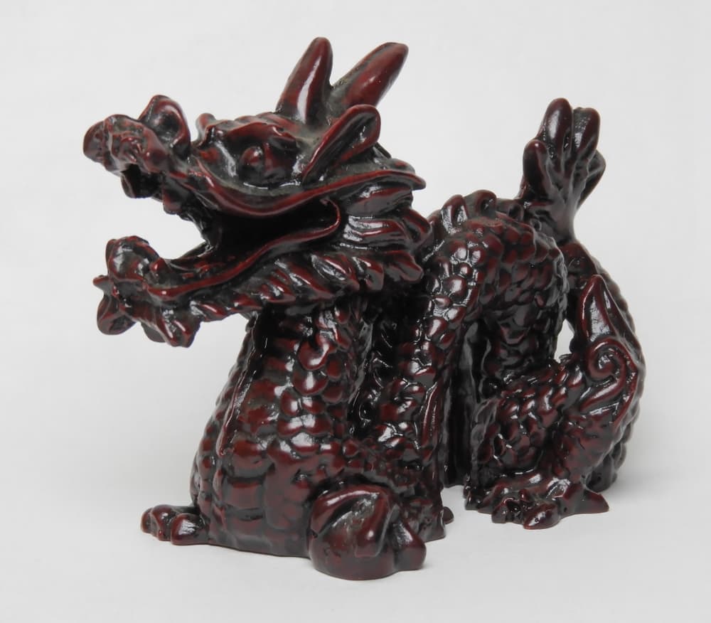 No obstante, jamás hay que poner un dragón de estos en los baños, o espacios cerrados como un garage, armario o clóset, porque la energía no es la mejor.