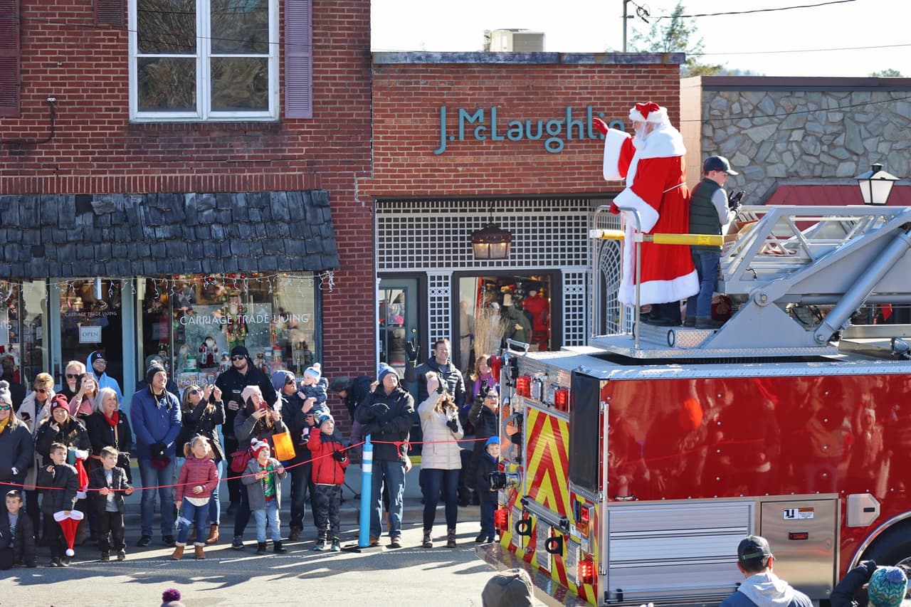 El sábado, hay un desfile en Main Street con alegría navideña que incluye carrozas decoradas, disfraces divertidos, animales y más.