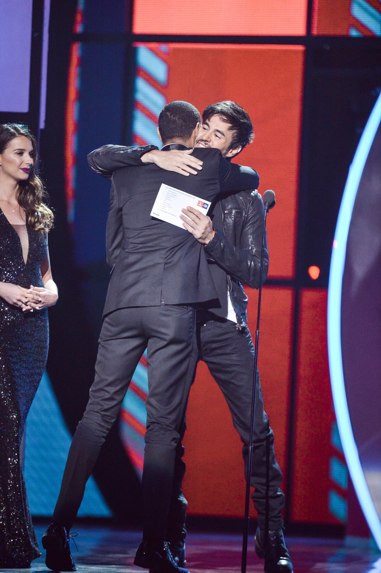 El afortunado fue Manuel Medrano, que recibió un memorable abrazo de Enrique.