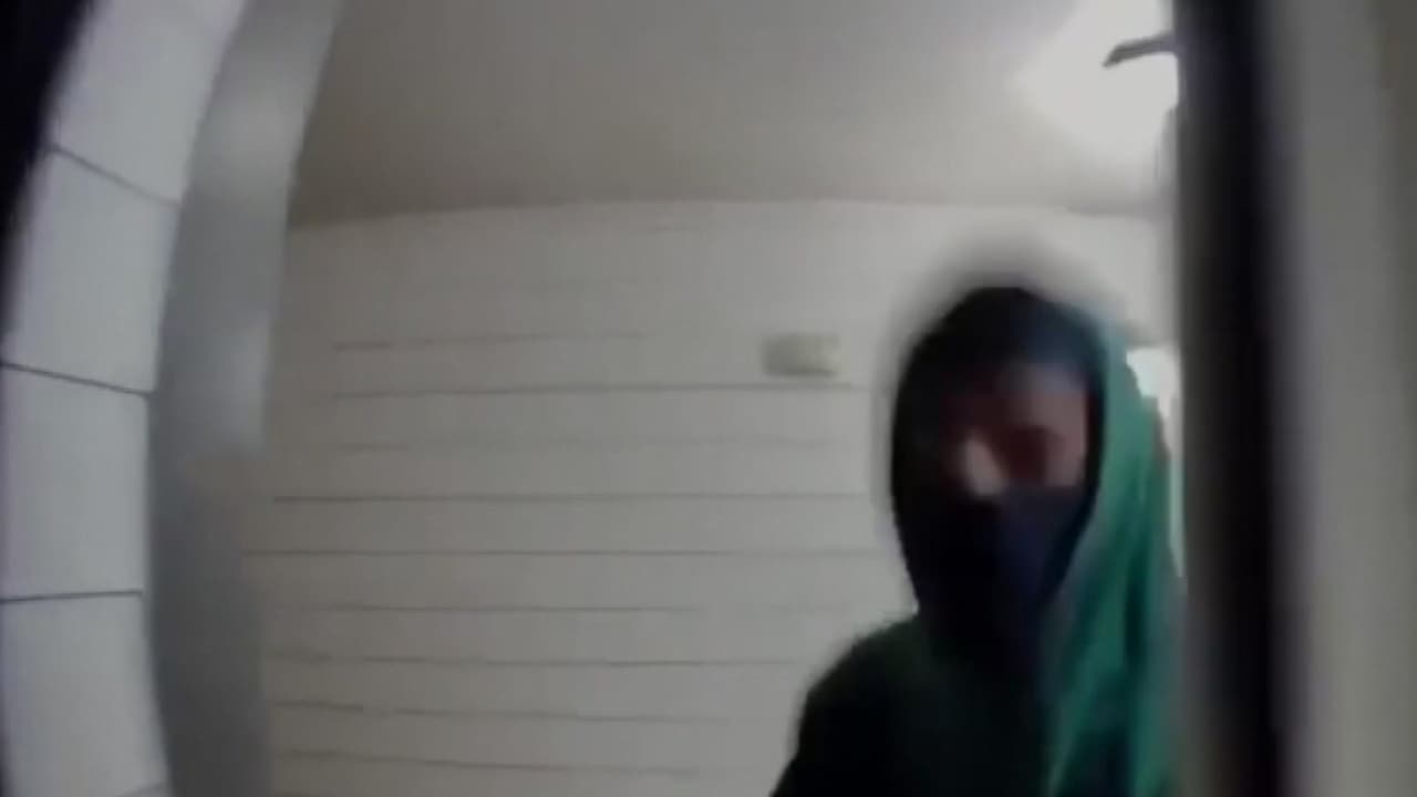 Sujeto intenta entrar a la fuerza a un apartamento tras sorprender a una mujer por la espalda en Conroe