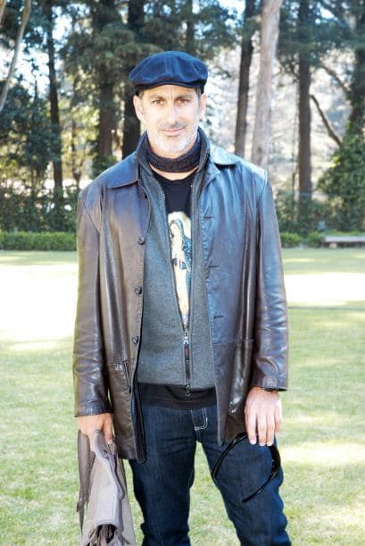 Pero en el 2001 le dio paso a la comedia y obtuvo un gran éxito con su personaje de 'Bobby' en la serie "Diseñador Ambos Sexos" al lado de Héctor Suárez Gomís.