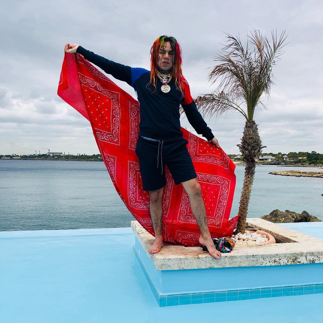 Los testimonios del rapero ayudaron a que dos miembros de The Nine Trey Gangsta Bloods fueran declarados culpables por secuestro y cargos de extorsión la semana pasada, según reportaron 
<a href="https://pagesix.com/2019/10/03/tekashi-6ix9ine-associates-convicted-in-nyc-gang-case/" target="_blank">Page Six</a> y 
<a href="https://www.tmz.com/2019/10/03/tekashi-6ix9ine-alleged-kidnappers-verdict-trial-bloods-racketeering/" target="_blank">TMZ</a>.