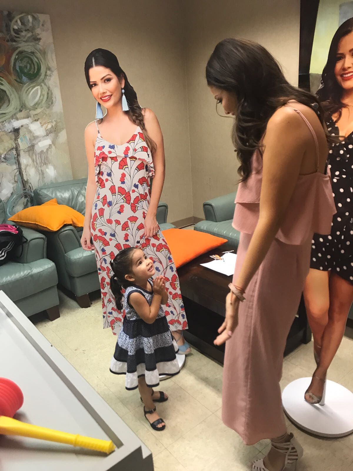 Giulietta no podía creer lo que estaba viendo, ahora tendría tres mamis y no una.