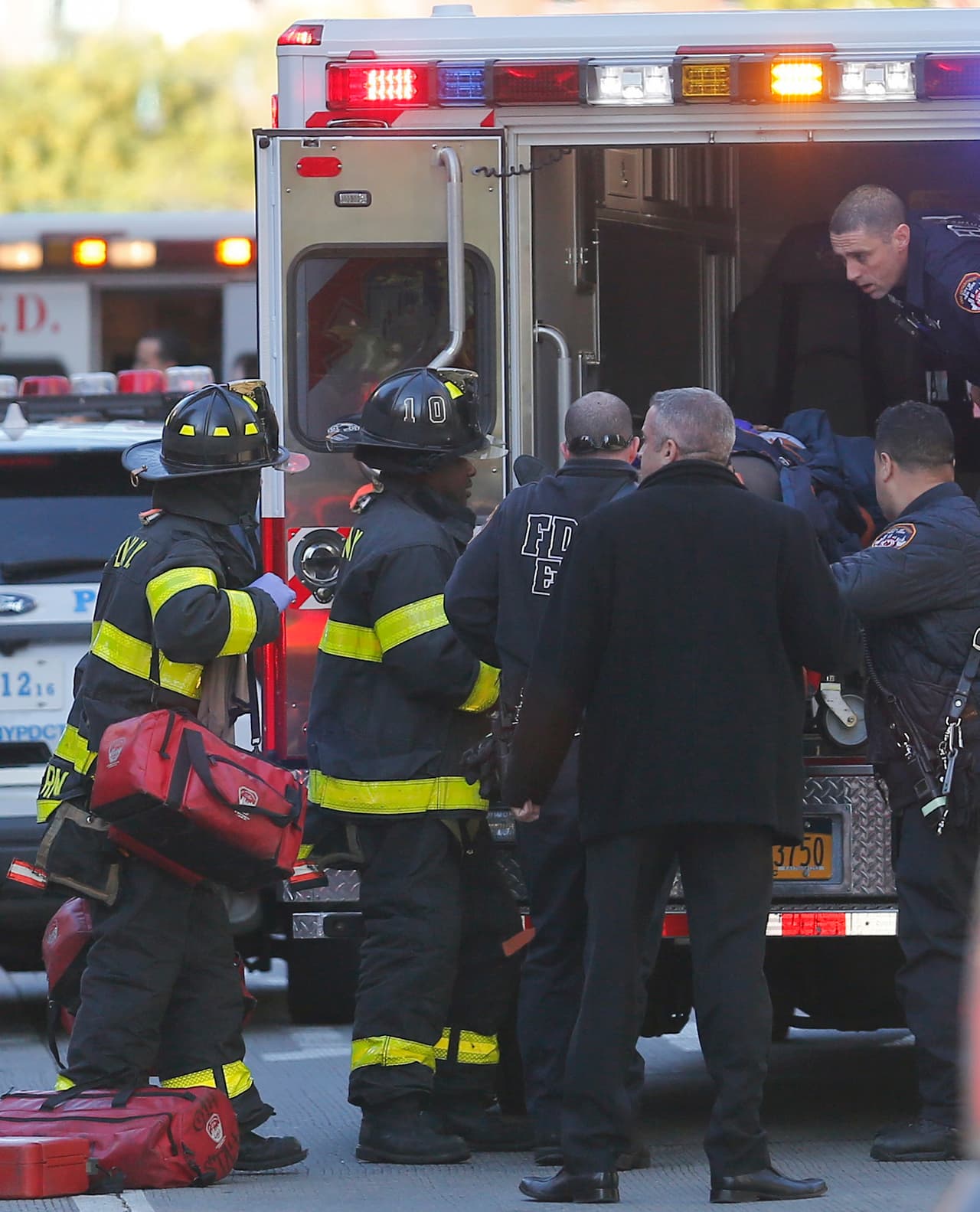 Cuerpos de rescate y autoridades responden ante el incidente en el sur de Manhattan.
