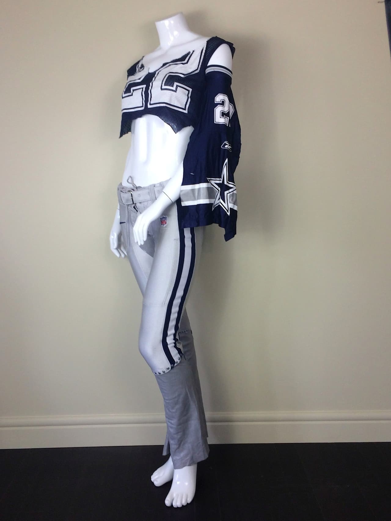 El pantalón lo usó durante su presentación con Aerosmith en el SuperBowl 2001. Sin embargo, aunque la camisa también perteneció a la artista, no fue con esa que interpretó 'Walk this Way'.