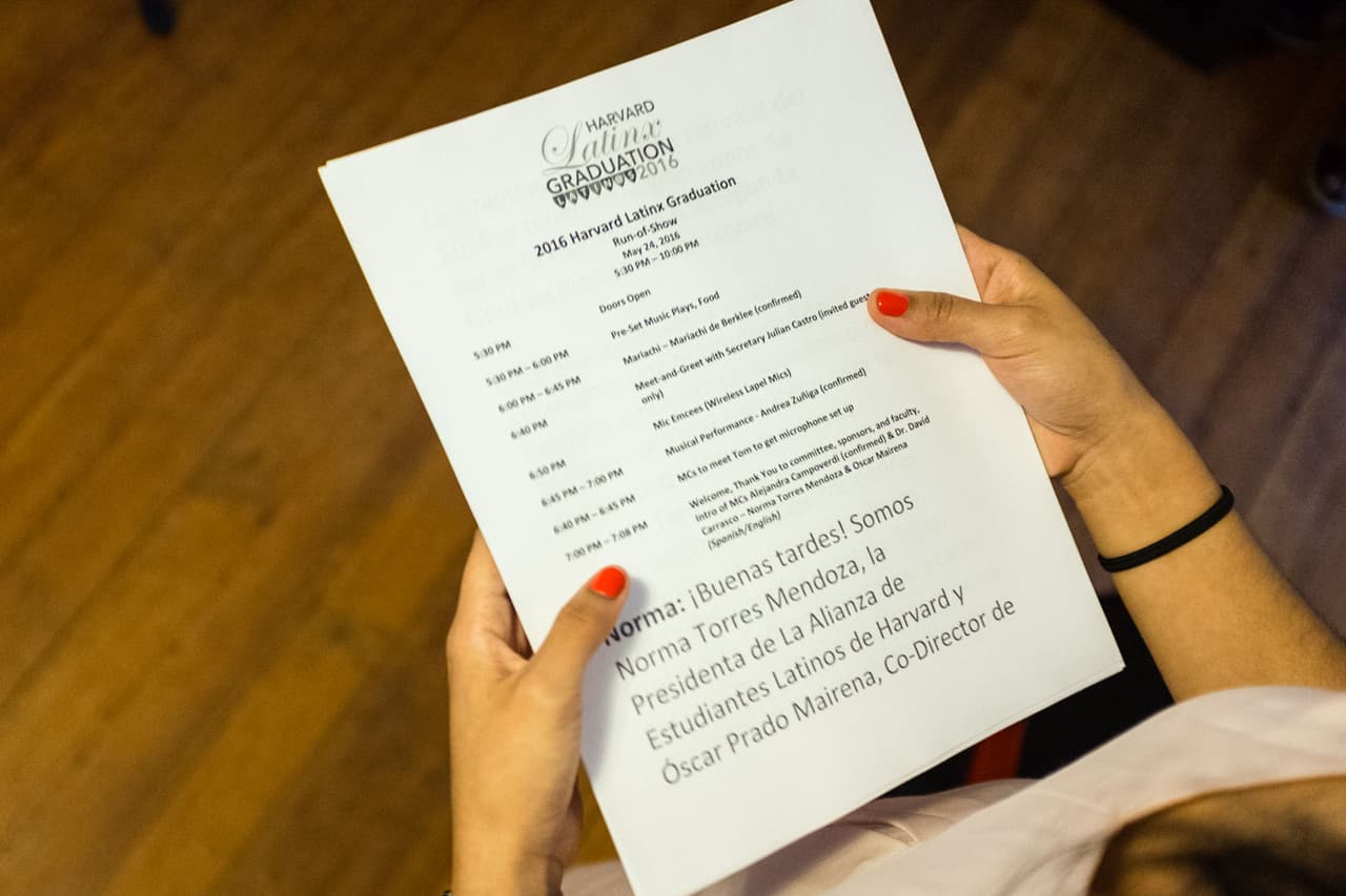Norma se prepara para su discurso durante la graduación latina de Harvard.