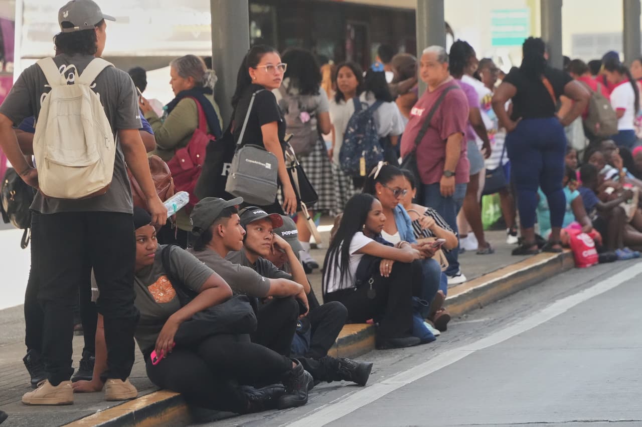 Varias personas se congregan a las afueras de un centro comercial tras el terremoto que azotó la Ciudad de Panamá el viernes 9 de octubre de 2026.