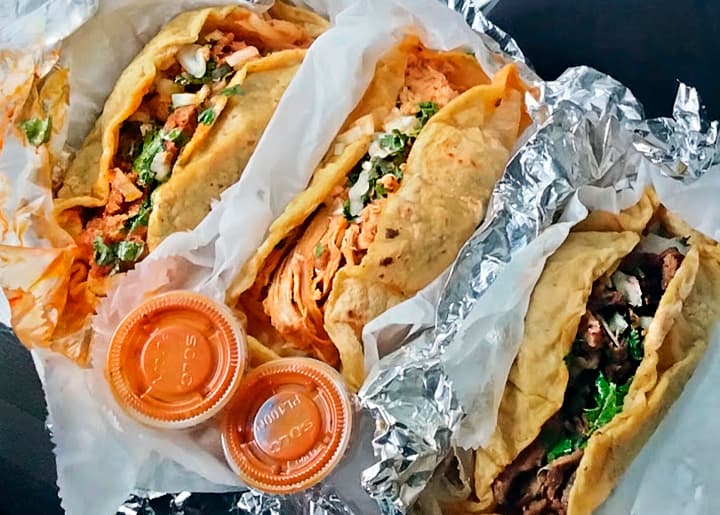 <b>Un rinconcito escondido en el norte</b> | Edgewater 
<br>Huaraches Doña Chío
<br>1547 W Elmdale Ave. Chicago, IL 60660
<br>(773) 993-1002
<br>Lun. - Dom. 11am-9pm
<br>Tipo de Pago: Tarjeta y efectivo 
<br>
<br>Con sólo cinco mesas, ubicado en una calle no tan transitada en el barrio de Edgewater en el norte de Chicago, Huaraches Doña Chío destaca por el sabor y la sazón. Ser un lugar pequeño no le quita la buena calidad a la comida. ¡Chiquito pero picoso!
<br>
<br>El aroma de las tortillas de maíz recién hechas inunda el ambiente, todo pintado de amarillo y con grandes ventanas que ofrecen luz natural. El menú, al parecer limitad, pero muy variado, consiste de huaraches, tacos, sopes, gorditas, enchiladas, entre otros platillos mexicanos. 
<br>
<br>Los tacos son grandes y contundentes, destacando los de asada, al pastor, y tinga, y se pueden ordenar con cebolla y cilantro. Hay dos opciones de salsa, roja o verde. Pero lo que hace a estos tacos especiales y únicos son las tortillas—hechas a mano. Son tan frescas y suavecitas que al primer mordisco el taco se nos disuelve en la boca. 
<br>
<br>Carolina Calvante, la dueña del restaurante, nos cuenta que siguen la tradición de su mamá de hacer tortillas a mano. “Así es como mi mamá los hacía. Para ella, los tacos saben muy diferente que con las tortillas regulares”, dijo Calvante. 
<br>
<br>Si decide probar los tacos durante su receso del almuerzo, es probable que tenga que pedir para llevar y comer en su coche. Entre el mediodía y las 2 p.m., Huaraches Doña Chío está usualmente repleto. 
<br>
<b>—Óscar Márquez</b>