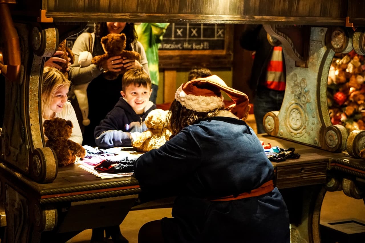 <b>North Pole Experience</b>
<br>Una de las principales atracciones navideñas es North Pole Experience, en donde los visitantes tiene la oportunidad de visitar el taller de juguetes de Santa, y disfrutar de la panadería de la Sra. Claus.