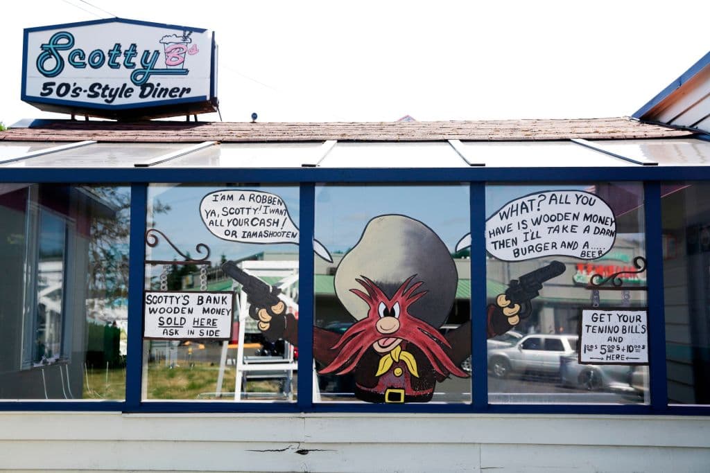 "Es más que nada una promoción de la propia ciudad", dijo a la AFP Chris Hamilton, gerente de la principal tienda de alimentos. "Mucha gente que llega a la ciudad ni siquiera sabía que existe Tenino y quiere conocer cómo es ese lugar que imprime su propia moneda", añade.