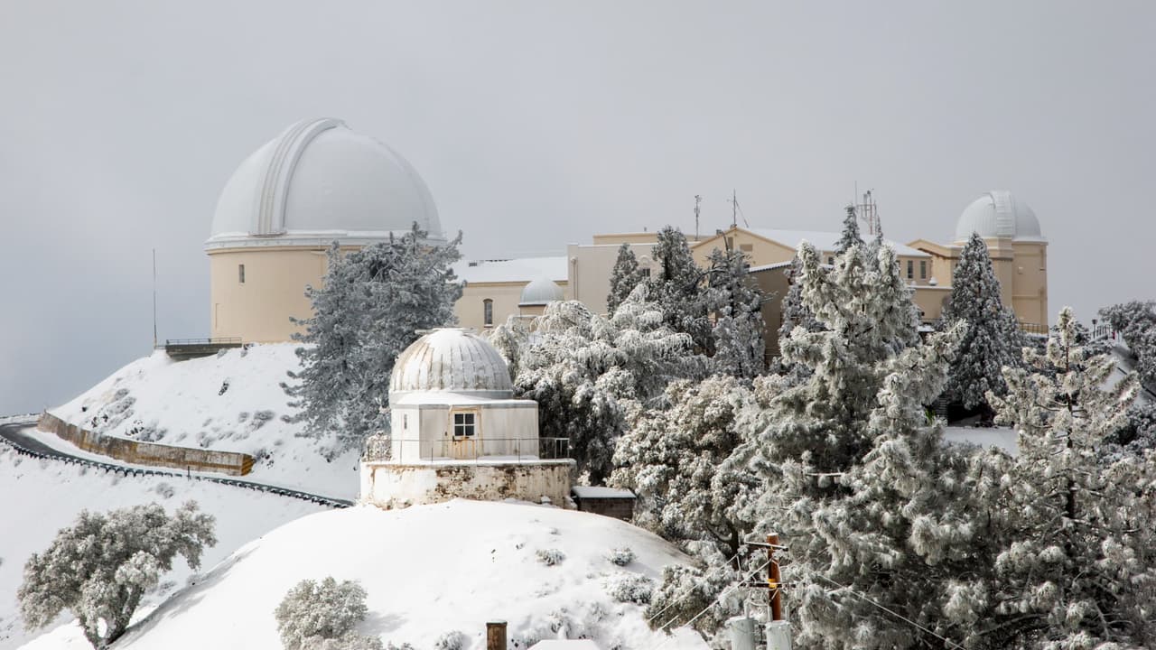 “Es posible que caiga nieve en cualquier lugar”: histórica tormenta invernal cubre de blanco al norte de California