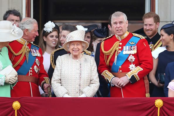Aunque sin la compañía de su marido, el príncipe Felipe, la reina Isabel II y su familia salieron a los balcones del palacio de Buckingham a agradecer las muestras de cariño de parte del pueblo británico.