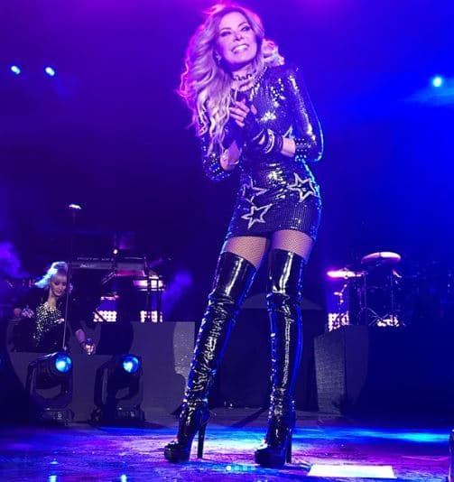 En diversas ocasiones, la cantante mexicana Gloria Trevi ha dado muestra de su afición por vestimentas llamativas arriba del escenario,