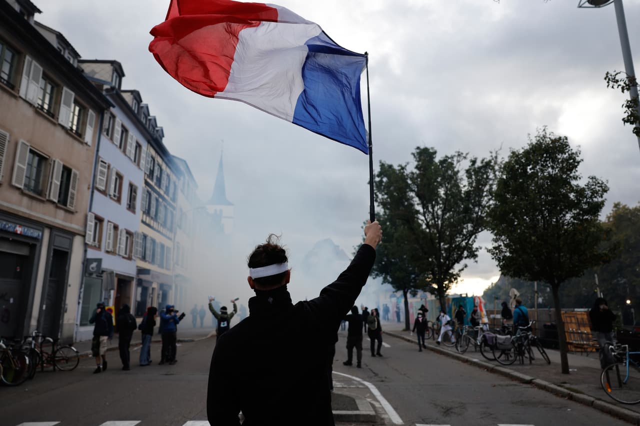 Más de 400,000 personas protestan en toda Francia y desafían a Macron con enfrentamientos en París
