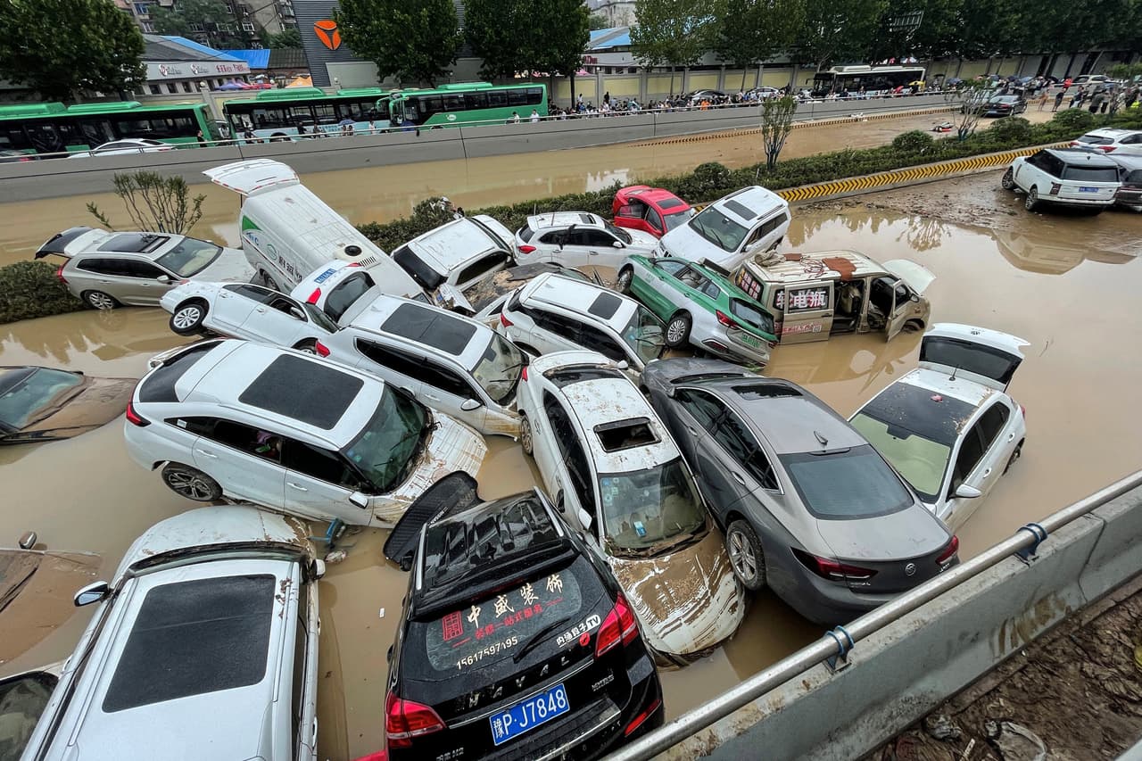 Decenas de autos apiñados por los ríos que corrieron en las calles de Zhengzhou, después de las inusuales lluvias que azotaron la provincia china de Henan en los últimos días. Cerca de 200,000 personas fueron evacuadas de la ciudad de 10 millones de habitantes, situada a 430 millas (700 kilómetros) al sur de Pekín.