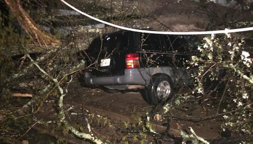 Las autoridades dijeron que el violento tornado de larga trayectoria fue un EF-4 o mayor, aunque todavía están evaluando el daño.