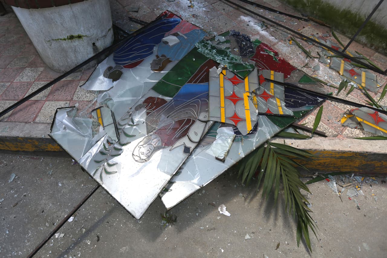 Vista de los ventanales de una iglesia católica que sufrió daños durante un terremoto cerca de la frontera entre Guatemala y México.