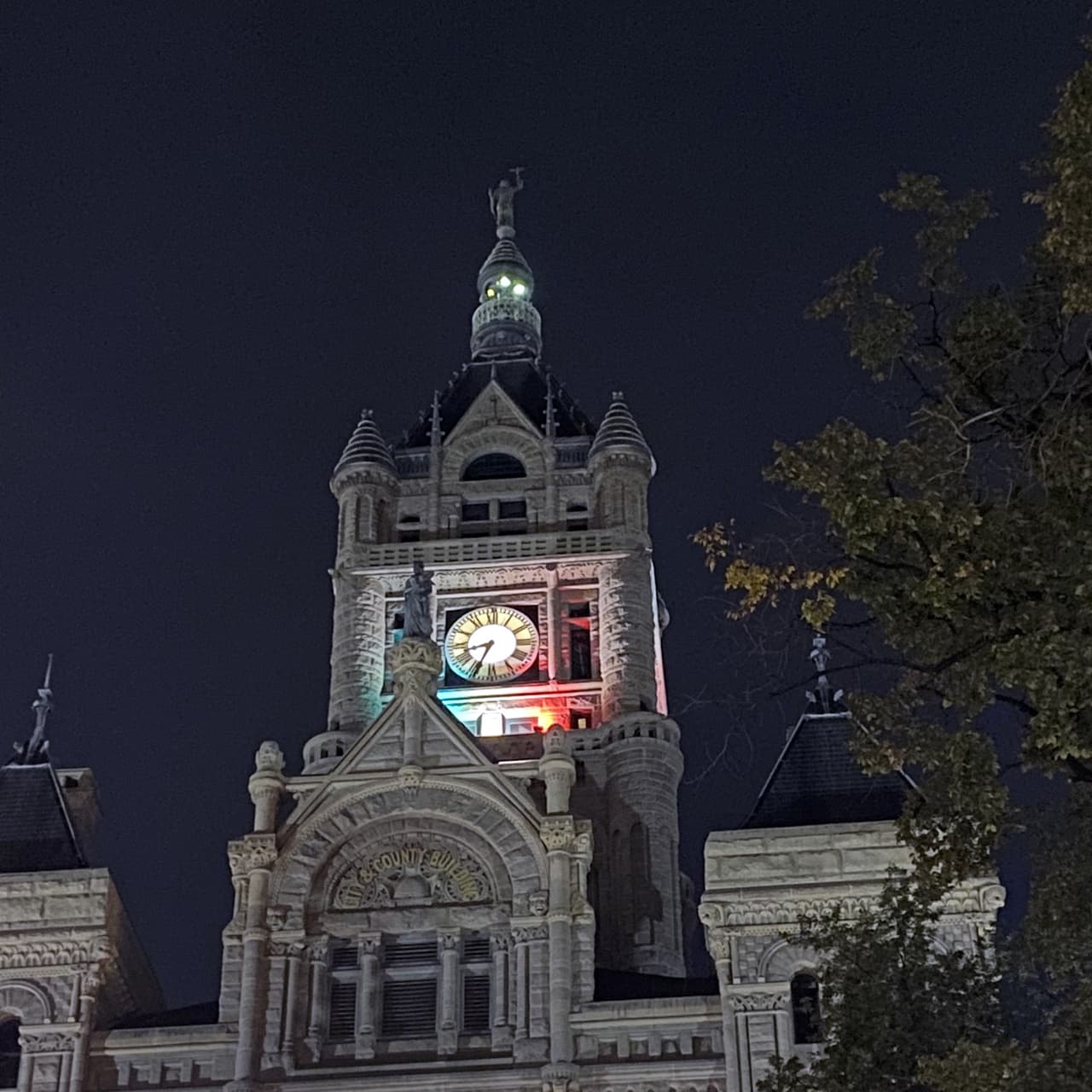 El edificio de la alcaldía de Salt Lake City proyecto sobre su fachada los colores patrios mexicanos.