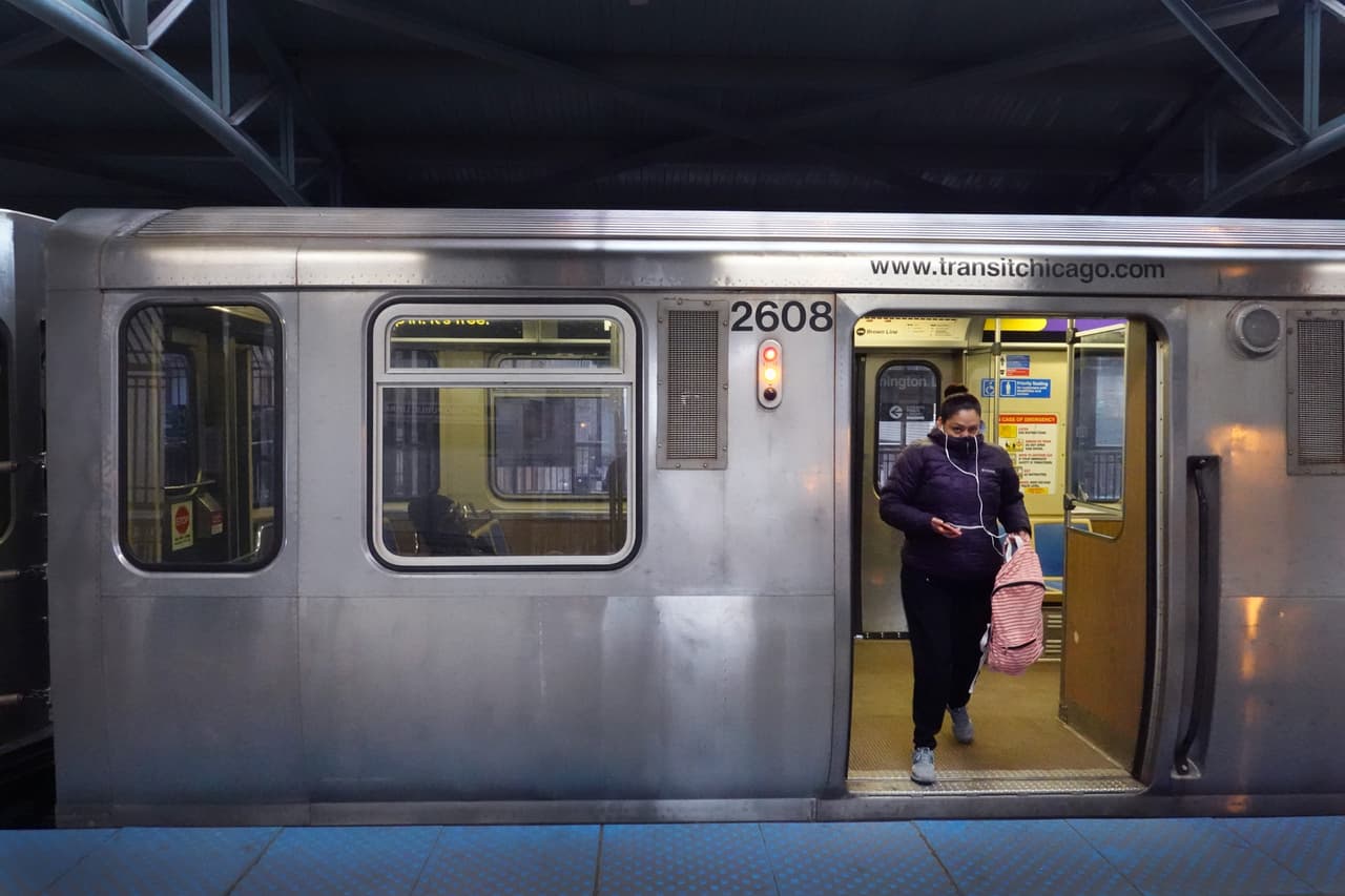 Las autoridades de salud reiteran ante cualquier síntoma quédese en casa y no salga a exponer a otras personas.
<br>
<br>Recuerde que en su vehículo puede ir a que le 
<a href="https://www.univision.com/local/chicago-wgbo/este-mapa-interactivo-muestra-donde-puede-hacerse-la-prueba-de-coronavirus-en-el-area-de-chicago"><b>practiquen una prueba</b></a>.