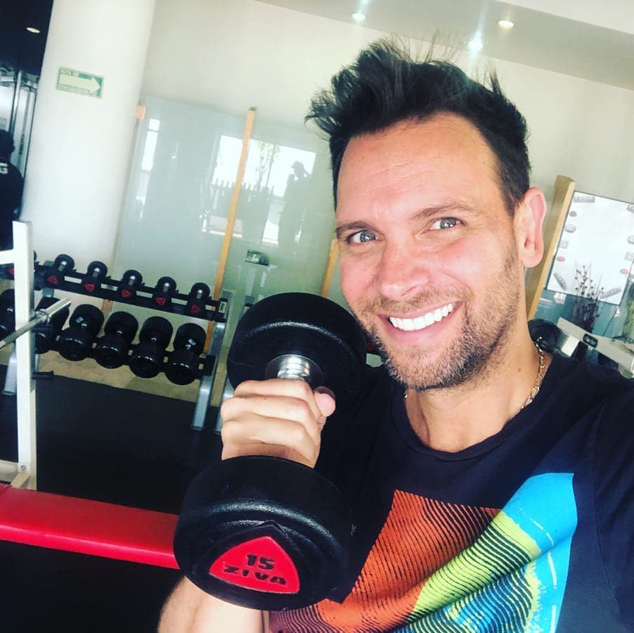 “Tengo que encontrar el momento, porque como trabajo todos los días. Sé que no es un procedimiento muy complicado y que sales el mismo día, pero no sé, ya que los fines de semana también tengo trabajo, conciertos y hago Myst, entonces tendría que ser un día en el que por lo menos, pueda descansar dos días y recuperarme, pero no creo que pase de este año”, comentó.