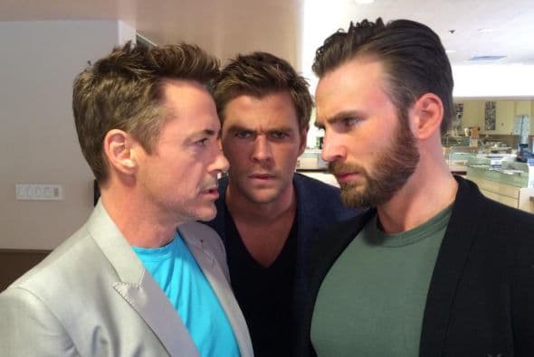Downey, Chris Hemsworth y Chris Evans con mirada retadora.