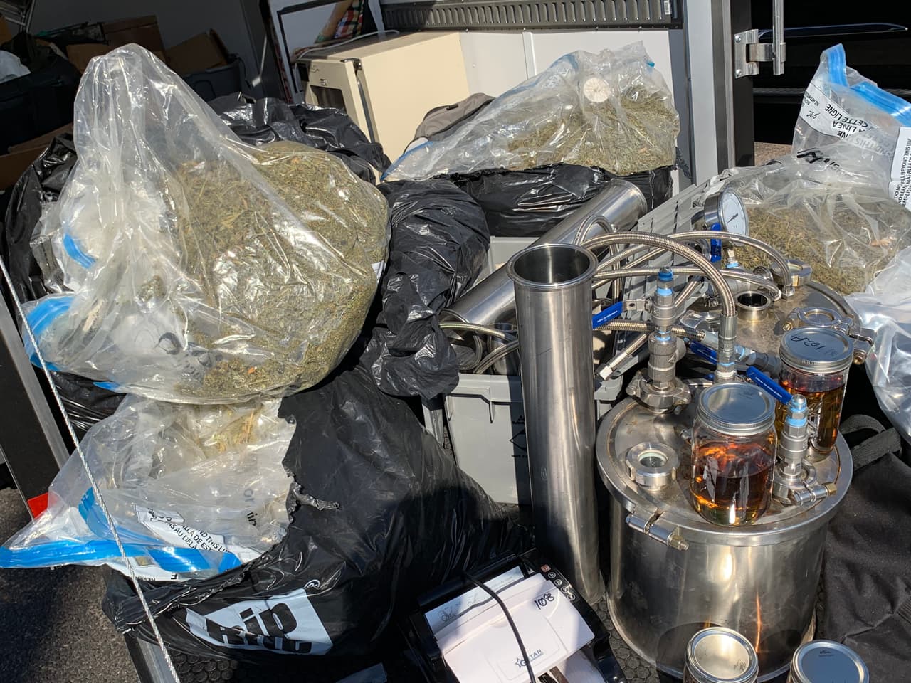 De acuerdo con las autoridades, base en el equipo y los productos ubicados dentro de la residencia, los detectives creen que esta ubicación era un laboratorio de fabricación de BHO de circuito cerrado.