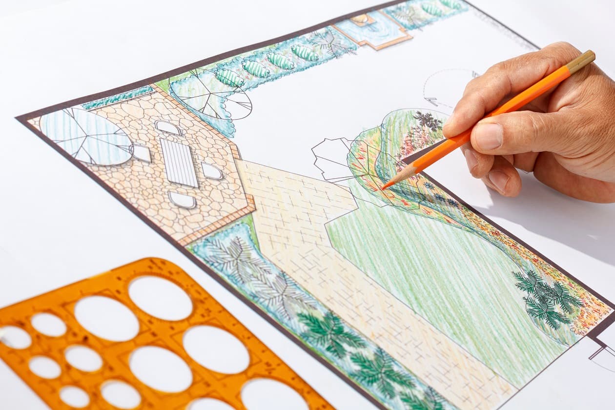 Paisajismo. Ocuparte de diseñar el landscape de viviendas o jardines públicos, podría ser ideal si adoras la naturaleza. Tip: para este trabajo, no hace falta licencia.