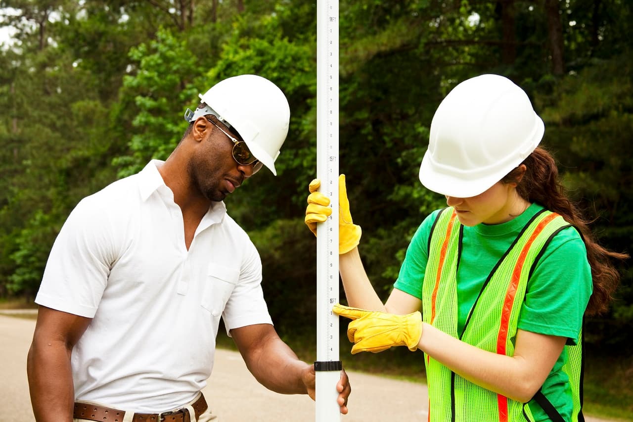Topografía. Establece límites oficiales terrestres, aéreos y acuáticos. Puedes trabajar tanto para propietarios, como para compañías petroleras o constructoras en cualquier lugar del país. Eso sí, debes tener una licencia en cada estado en el que trabajes, y conocimientos tecnológicos.