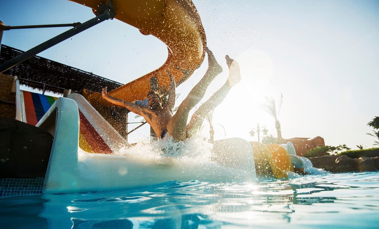 Recreación. Diseñar y coordinar actividades para grupos, en agencias de voluntarios, patios de juegos, parques, campamentos y centros acuáticos, por ejemplo, podría ser una gran alternativa. Eso sí: debes ser sociable. Para obtener un trabajo de estos, precisarías, al menos, un título de bachiller.