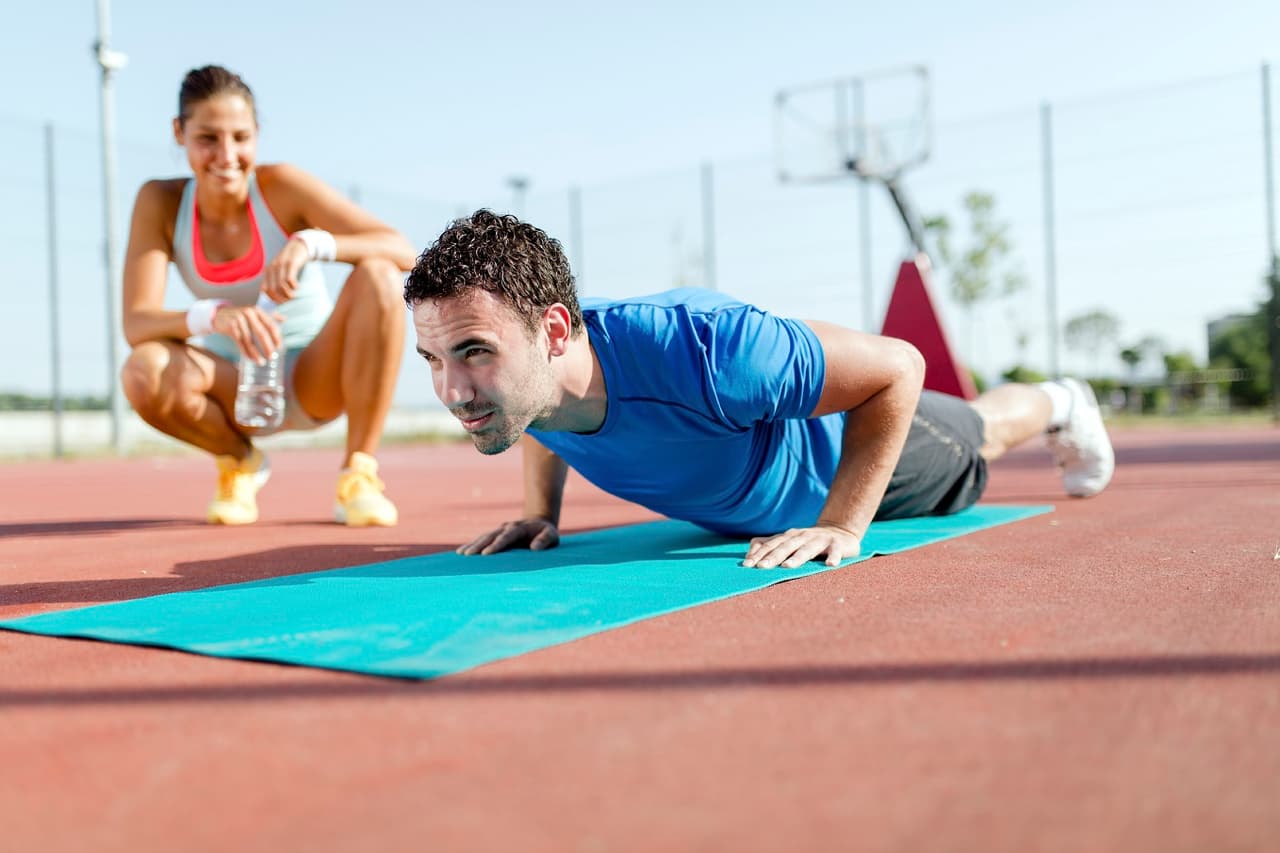 Entrenadores. Su principal tarea es evitar lesiones al hacer ejercicio. Ten en cuenta que necesitarás un buen estado físico, y, además de un título de bachiller en el área, para ser un entrenador certificado deberás realizar cursos de salud, fisiología, nutrición y biomecánica, entre otros.