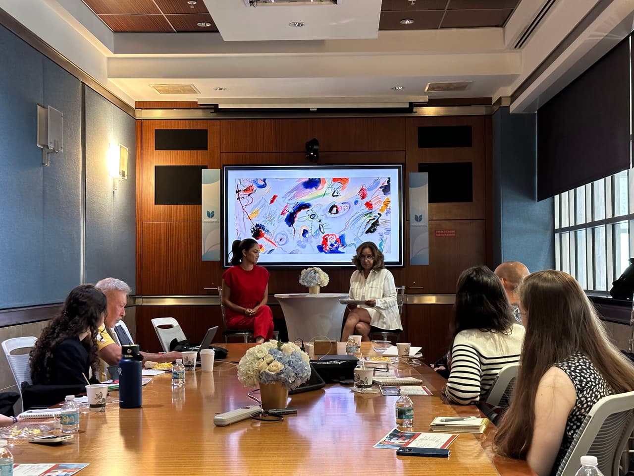 Pamela Silva de Primer Impacto junto a Ana Cobian de NHFA dando charla a participantes de PitchMIA