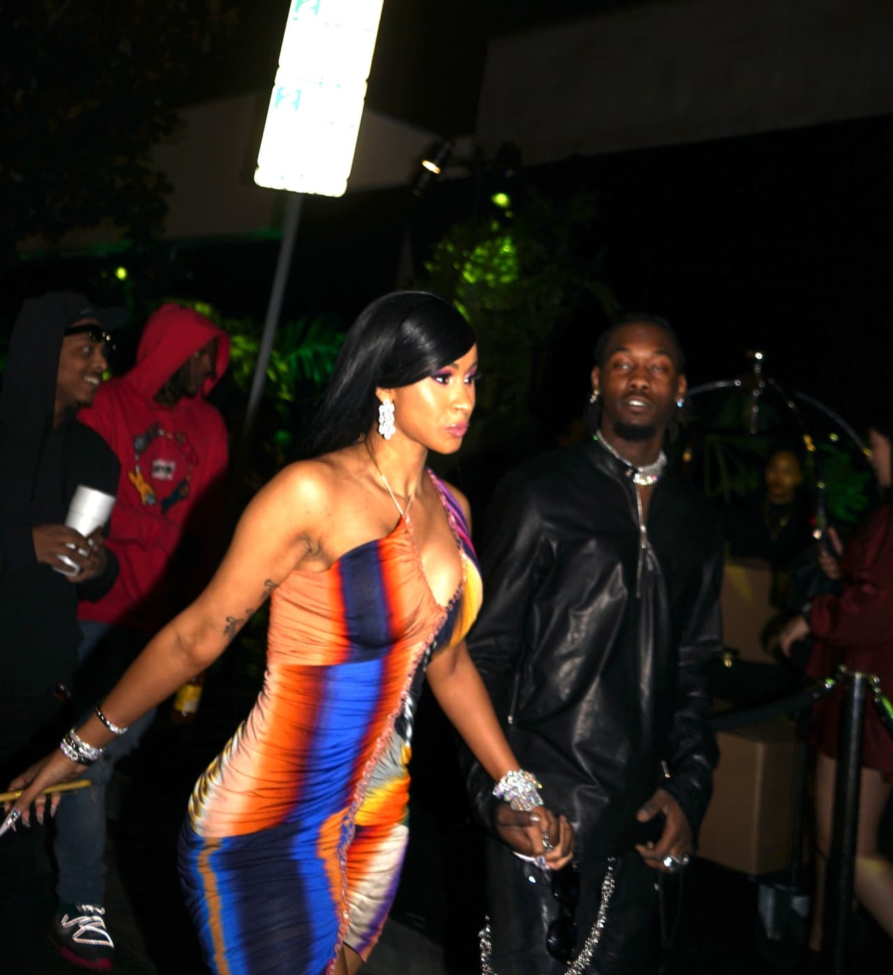 El rapero 
<b><a href="https://www.univision.com/famosos/en-fotos-la-noche-en-que-cardi-b-y-su-marido-regalaron-100-mil-dolares-de-1-en-un-club-fotos">Offset, esposo de la cantante Cardi B</a></b>, fue detenido por las autoridades el pasado miércoles en la noche, mientras se encontraba en un conocido centro comercial de Los Ángeles, California.